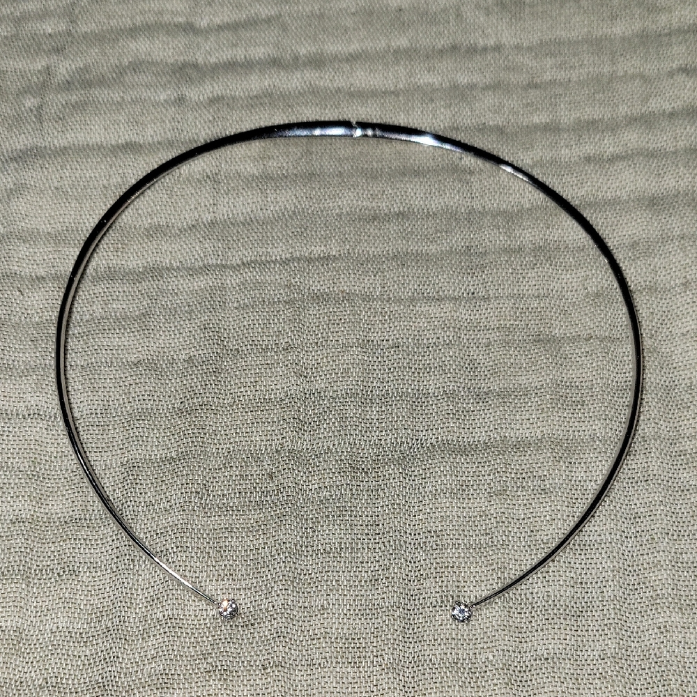 NWOT Hinged Open Collar Necklace With Rhinestone Tips